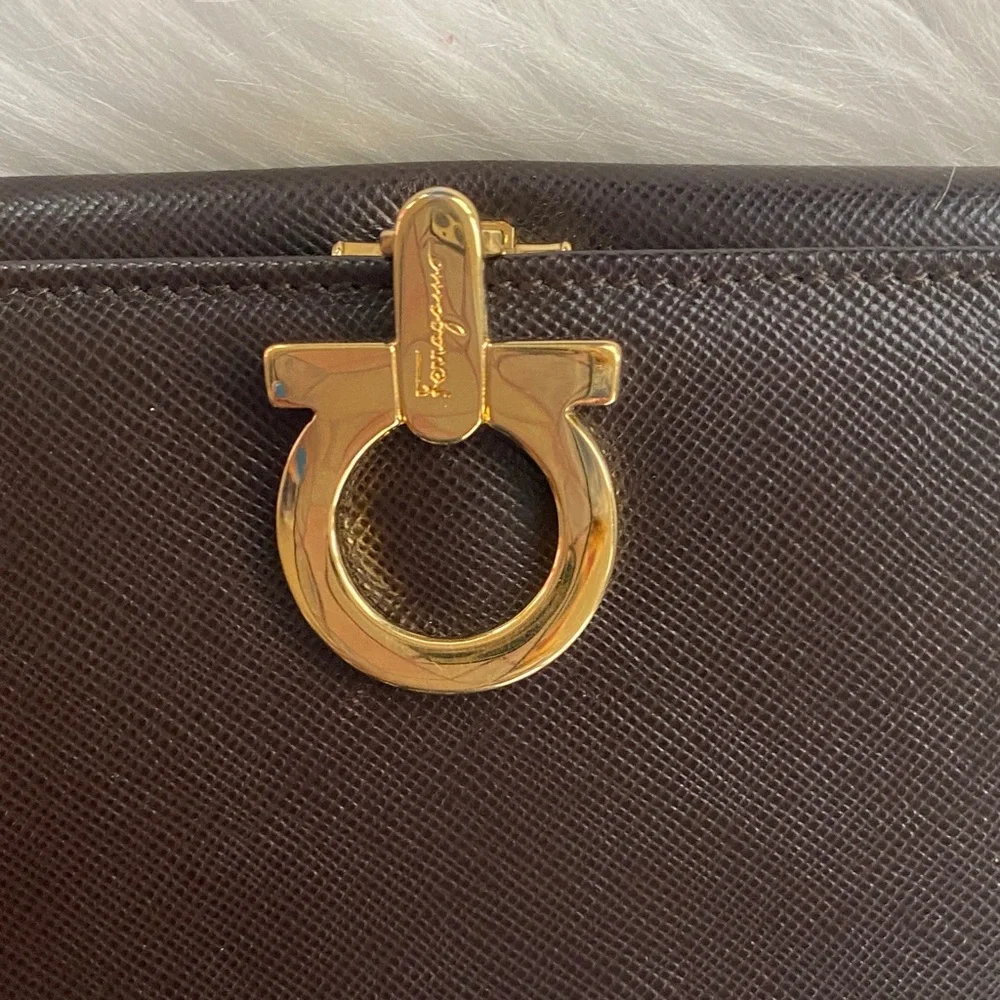 Salvatore Ferragamo Deep brown leather wallet with gold accent - Picture 14 of 16